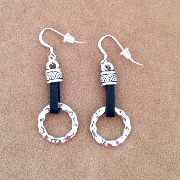 Hammered silver leather earrings - Picture 4 of 4